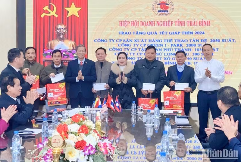 Các đơn vị trên địa bàn tỉnh Thái Bình nhận quà Tết từ lãnh đạo Ủy ban nhân dân tỉnh Thái Bình và Hiệp hội Doanh nghiệp tỉnh để tặng người nghèo, người có hoàn cảnh khó khăn.