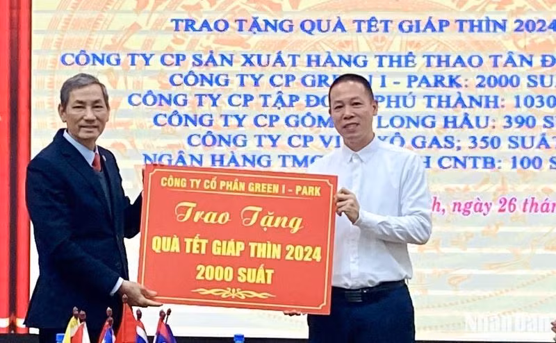 Công ty cổ phần Green I-Park trao tặng 2.000 suất quà trị giá 1 tỷ đồng.