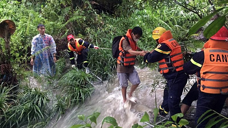 Lực lượng cứu hộ giải cứu kịp thời nhóm người mắc kẹt.