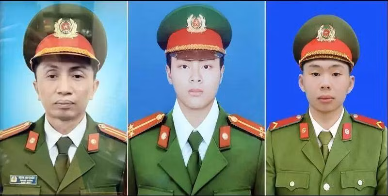 3 cán bộ, chiến sĩ công an trước khi thăng quân hàm. (Ảnh: TTXVN)