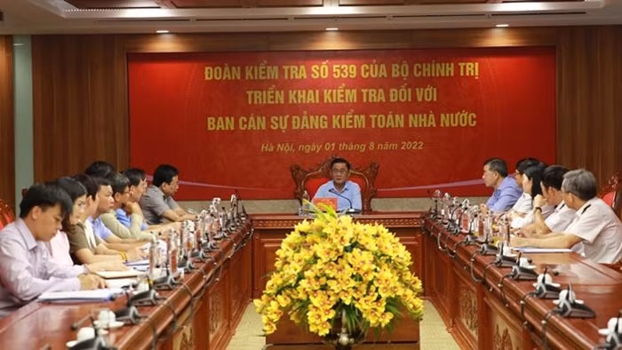 Đồng chí Trần Cẩm Tú, Ủy viên Bộ Chính trị, Bí thư Trung ương Đảng, Chủ nhiệm Ủy ban Kiểm tra Trung ương làm Trưởng đoàn, chủ trì hội nghị. (Ảnh: SAV)