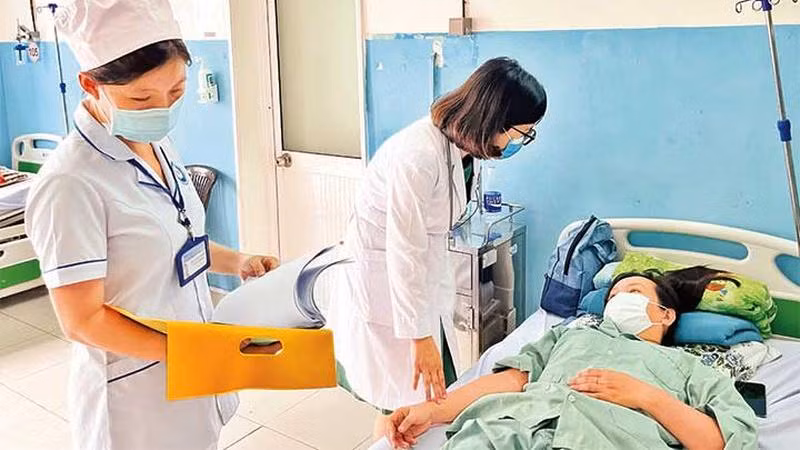 Điều trị cho bệnh nhân tại Bệnh viện đa khoa khu vực Hóc Môn, Thành phố Hồ Chí Minh (Ảnh minh họa: nhandan.vn).