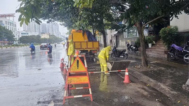 Công nhân Công ty Thoát nước ứng trực xử lý sự cố úng ngập. 