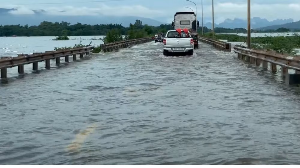 Nước sông Bùi dâng cao gây ngập sâu tại huyện Quốc Oai. 
