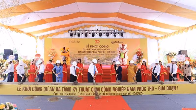 Các đại biểu tham dự lễ khởi công. 