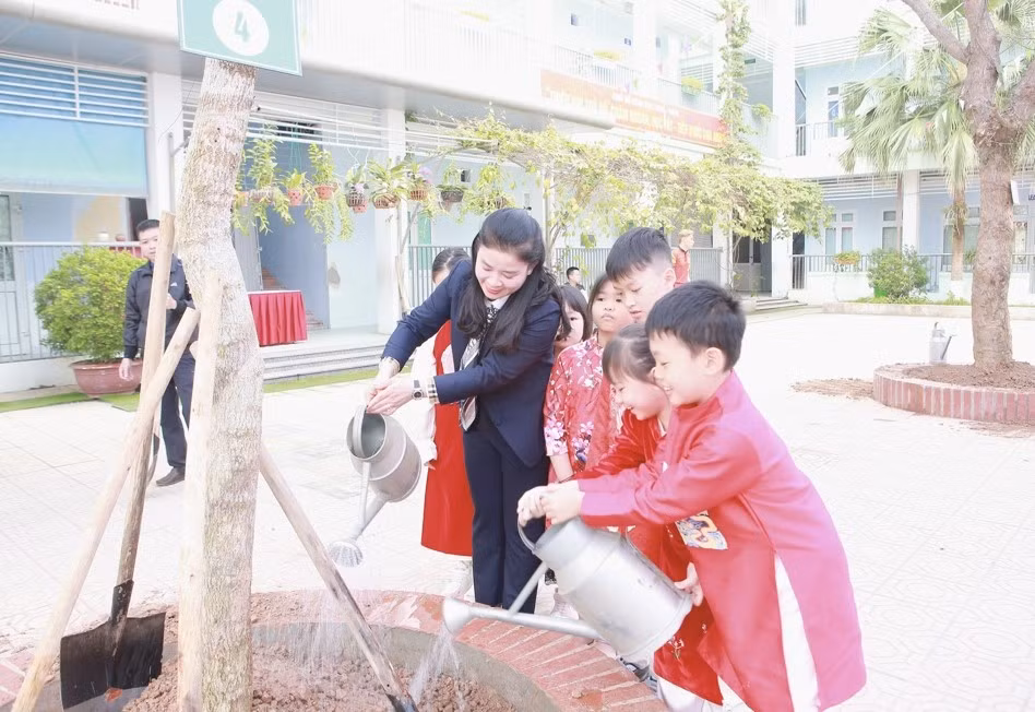 Tết trồng cây tại Trường Tiểu học Nhân Chính, quận Thanh Xuân. (Ảnh: Hồng Thái)