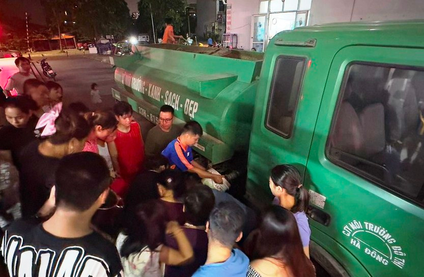 Người dân lấy nước từ xe bồn. 