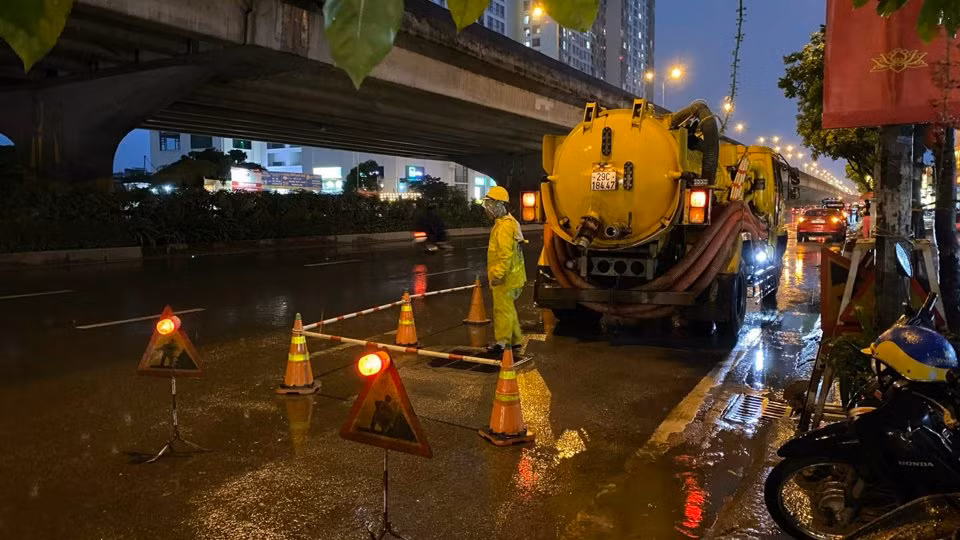 Công nhân Công ty Thoát nước Hà Nội sẵn sàng ứng trực tại các điểm thường xuyên xảy ra ngập úng. 