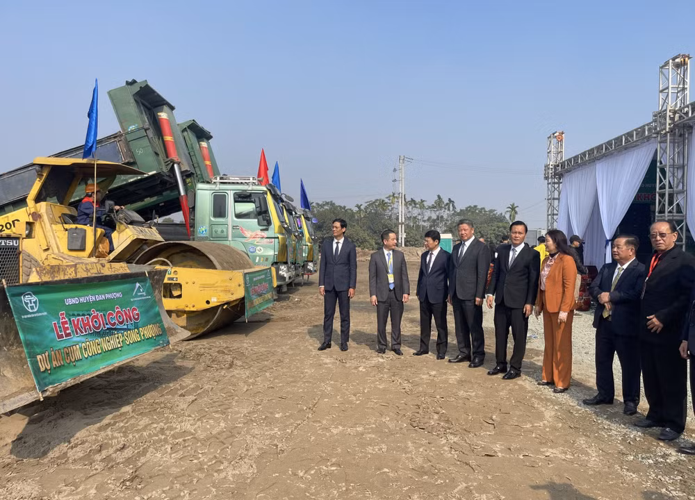 Các đại biểu dự lễ khởi công. 