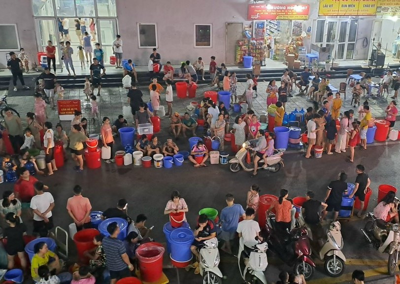 Người dân xếp hàng chờ lấy nước sinh hoạt. 