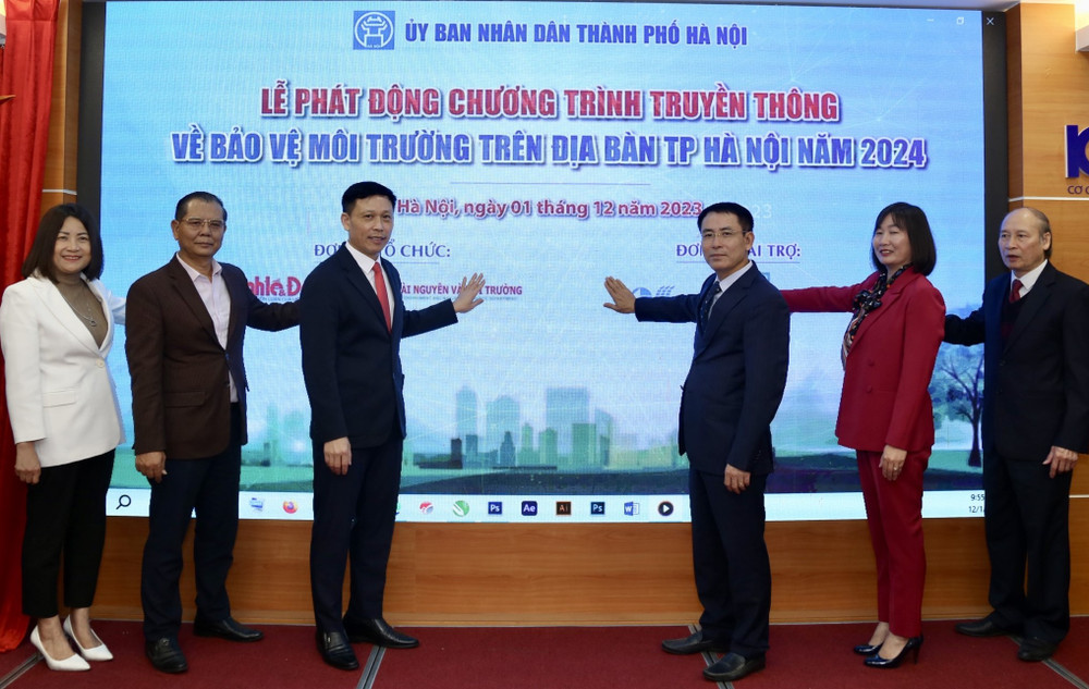 Các đại biểu thực hiện nghi thức phát động chương trình truyền thông về bảo vệ môi trường năm 2024.
