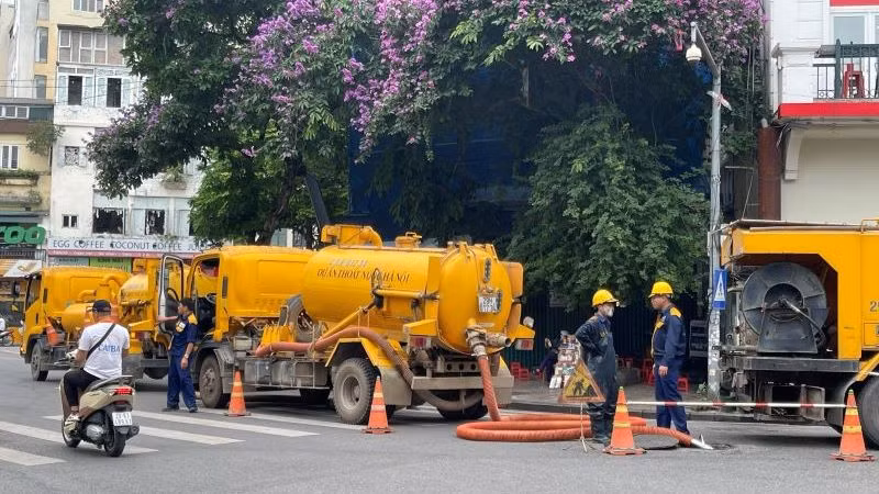 Công nhân Công ty Thoát nước Hà Nội nạo vét hệ thống thoát nước. 