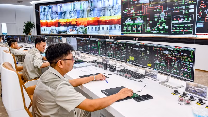 Công nhân vận hành Nhà máy điện rác Sóc Sơn.