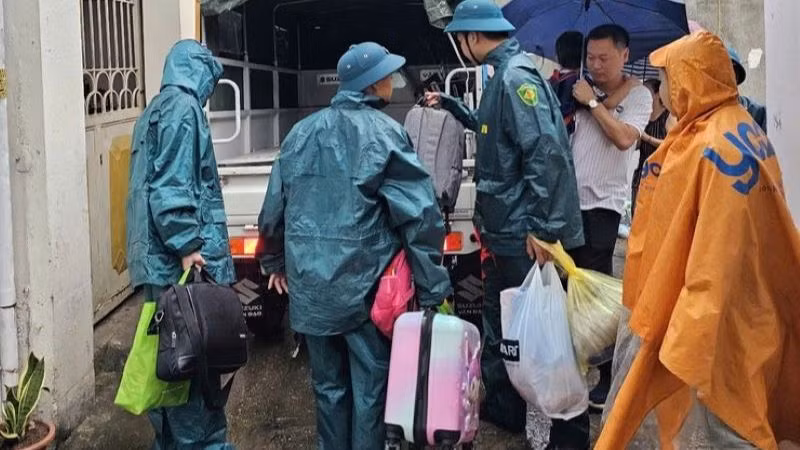Lực lượng chức năng phường Hoàng Liệt hỗ trợ người dân khu tập thể Đại tu ô-tô số 1 đi tránh bão. 