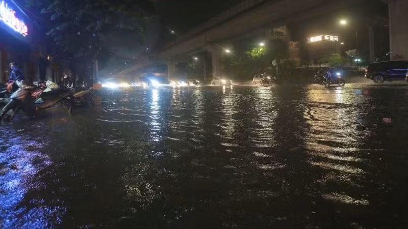 Nhiều tuyến đường ngập sâu trong đêm. 