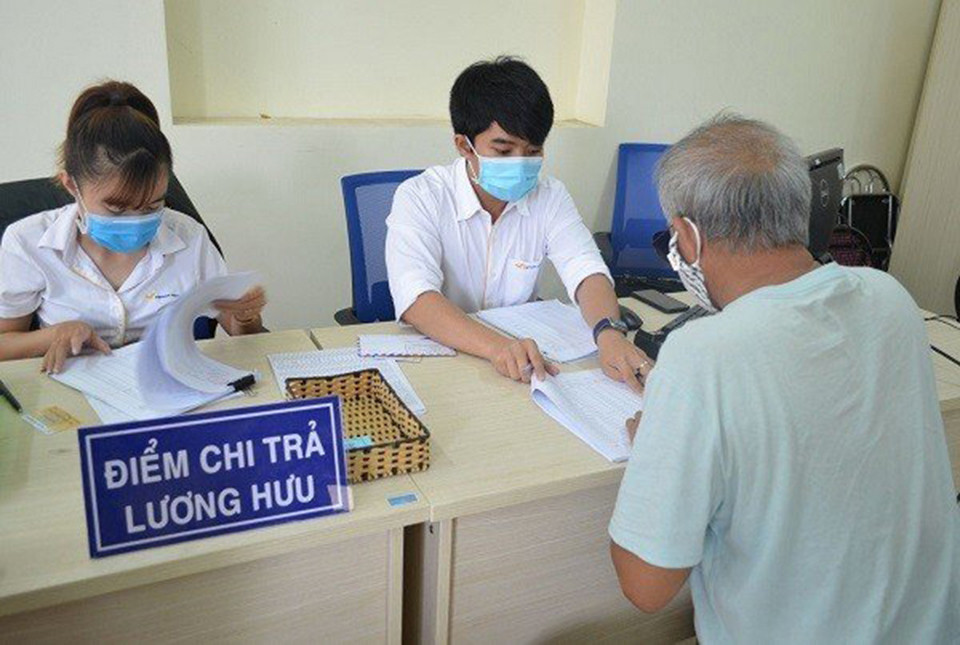 Chi trả lương hưu hằng tháng. 