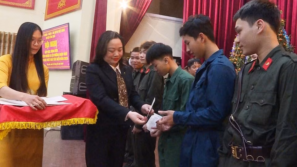 Lãnh đạo huyện Ứng Hòa (Hà Nội) tặng quà các thanh niên.