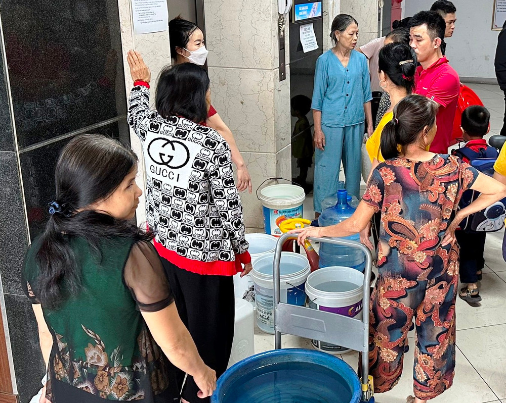 Người dân Khu đô thị Thanh Hà lấy nước sạch. 