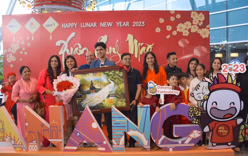 Đại diện Sở Du lịch thành phố Đà Nẵng tặng quà cùng lời chúc phúc cho cặp đôi