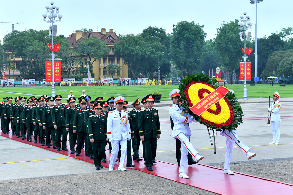 Đoàn đại biểu Quân ủy Trung ương - Bộ Quốc phòng vào Lăng viếng Chủ tịch Hồ Chí Minh. Đoàn đại biểu Quân ủy Trung ương - Bộ Quốc phòng vào Lăng viếng Chủ tịch Hồ Chí Minh.