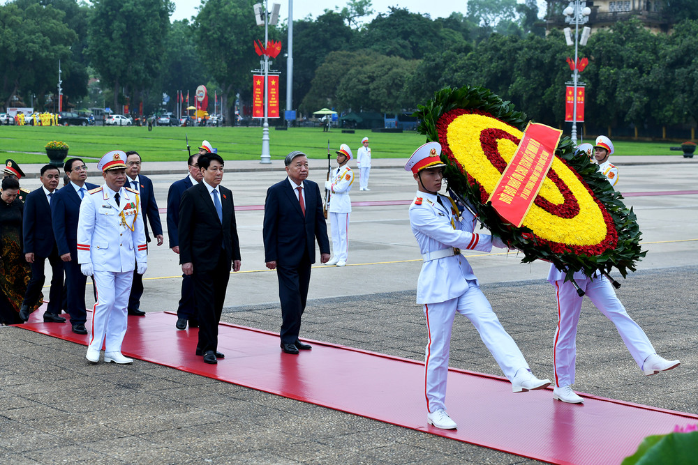 Các đồng chí lãnh đạo Đảng, Nhà nước vào Lăng viếng Chủ tịch Hồ Chí Minh. Các đồng chí lãnh đạo Đảng, Nhà nước vào Lăng viếng Chủ tịch Hồ Chí Minh.