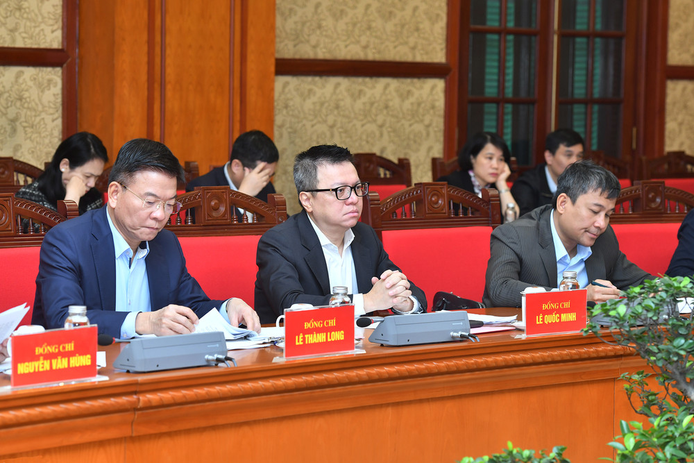 Đồng chí Lê Quốc Minh, Ủy viên Trung ương Đảng, Tổng Biên tập Báo Nhân Dân, Phó Trưởng Ban Tuyên giáo và Dân vận Trung ương, Chủ tịch Hội Nhà báo Việt Nam và các đại biểu tham dự phiên họp. Đồng chí Lê Quốc Minh, Ủy viên Trung ương Đảng, Tổng Biên tập Báo Nhân Dân, Phó Trưởng Ban Tuyên giáo và Dân vận Trung ương, Chủ tịch Hội Nhà báo Việt Nam và các đại biểu tham dự phiên họp.