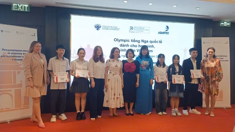 Trao giải Nhất cho các thí sinh.