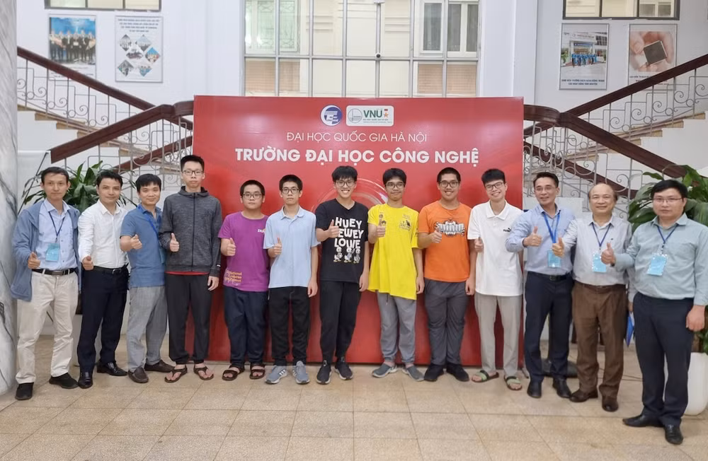 7 thí sinh đạt giải: Phạm Ngọc Trung, Nguyễn Hữu Tuấn, Trần Gia Huy, Nguyễn Tuấn Linh, Phạm Công Minh, Hoàng Xuân Bách, Nguyễn Tùng Lâm (đứng từ thứ 4 đến 10 từ trái sang phải) cùng thầy Đỗ Đức Đông (Trưởng đoàn, ngoài cùng bên phải), thầy Đỗ Phan Thuận (Phó đoàn, ngoài cùng bên trái) và các thầy trong Ban tổ chức tại Trường đại học Công nghệ.