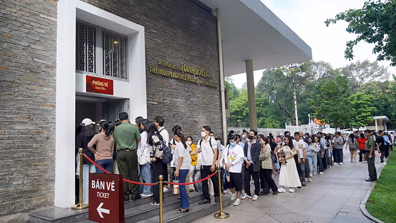 Từ 9 giờ sáng, hàng trăm người dân, du khách đổ về Dinh Độc Lập xếp hàng dài chờ để mua vé vào tham quan.