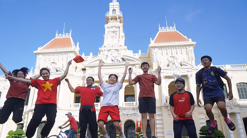 Các bạn sinh viên tình nguyện của Trường đại học Tôn Đức Thắng vui tươi cùng Quốc khánh 2/9.