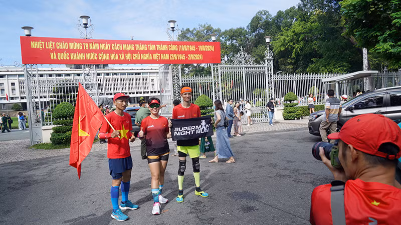 Tại khu vực chung quanh công viên 30/4, nhiều người đã chọn tới đây để đi dạo, vui chơi trong ngày Quốc khánh 2/9.