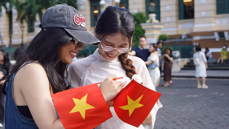 Nhiều bạn trẻ tìm đến Bưu điện thành phố để lưu lại những tấm hình kỷ niệm.