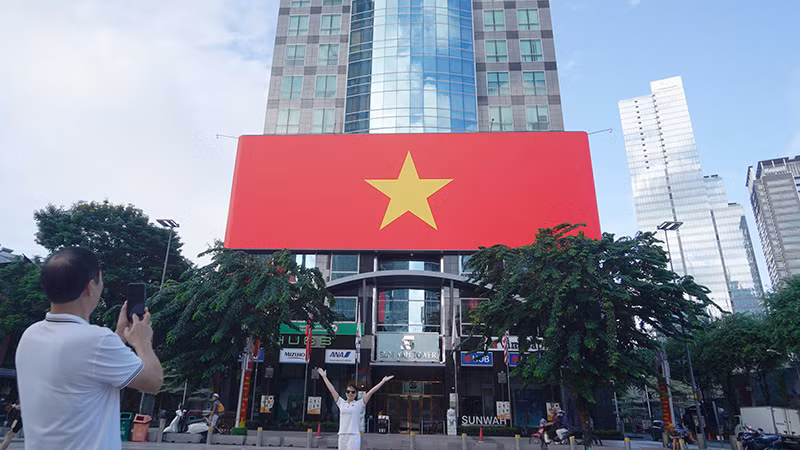 Sắc đỏ tràn ngập trên phố đi bộ Nguyễn Huệ trong tiết trời đẹp của sáng ngày 2/9.