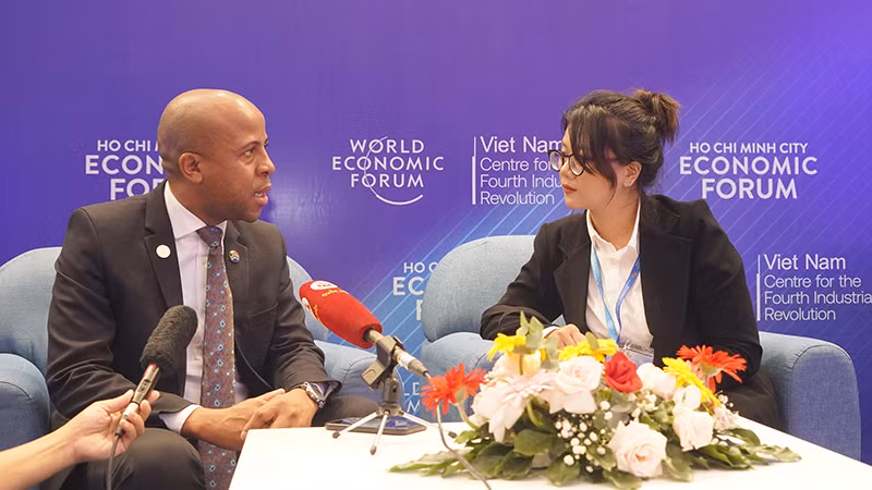 Đại biểu quốc tế tham dự Diễn đàn Kinh tế Thành phố Hồ Chí Minh lần thứ 5 trả lời câu hỏi của phóng viên.