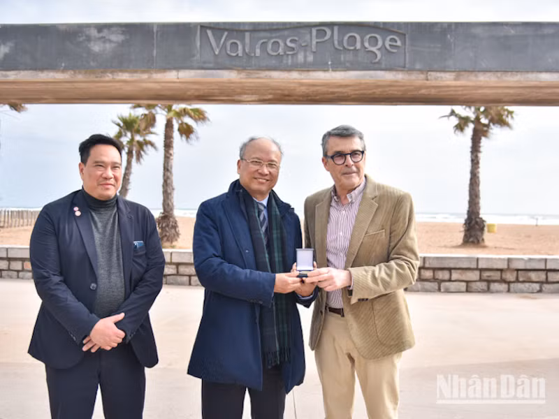 Ông Daniel Ballester, Thị trưởng thị trấn Valras-Plage, trao kỷ niệm chương cho Đại sứ Đinh Toàn Thắng. (Ảnh: MINH DUY)