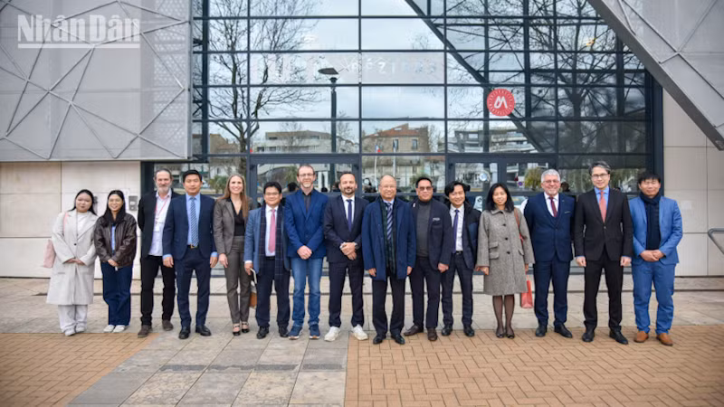 Lĩnh vực giáo dục và đào tạo nguồn nhân lực là một trong những trọng tâm trong chuyến thăm và làm việc của Đại sứ Đinh Toàn Thắng tại miền nam nước Pháp. (Ảnh: MINH DUY)