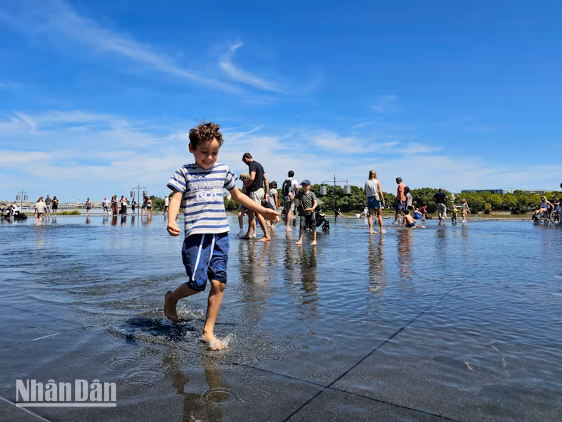 Để tránh tình trạng căng thẳng do thường xuyên sử dụng thiết bị di dộng trong học tập, phụ huynh cũng chú trọng đưa con em mình tham gia các hoạt động giải trí ngoài trời. (Ảnh: MINH DUY)