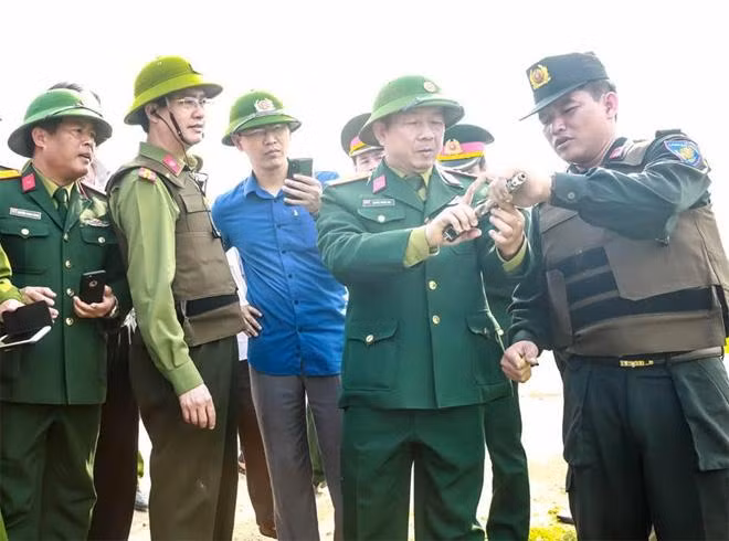 Lực lượng công an và quân đội Hà Tĩnh phối hợp phá án. (Nguồn: Báo Công an nhân dân)