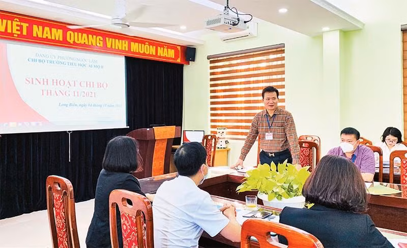 Ảnh minh họa: Một buổi sinh hoạt chi bộ Trường tiểu học Ái Mộ B, Ðảng ủy phường Ngọc Lâm, quận Long Biên. 
