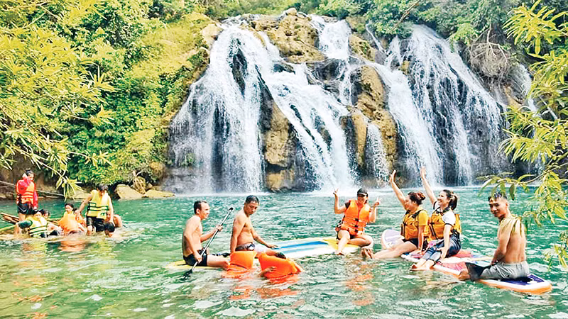 Du khách trải nghiệm chèo thuyền ở hồ dưới chân thác Tà Puồng 2. Du khách trải nghiệm chèo thuyền ở hồ dưới chân thác Tà Puồng 2.