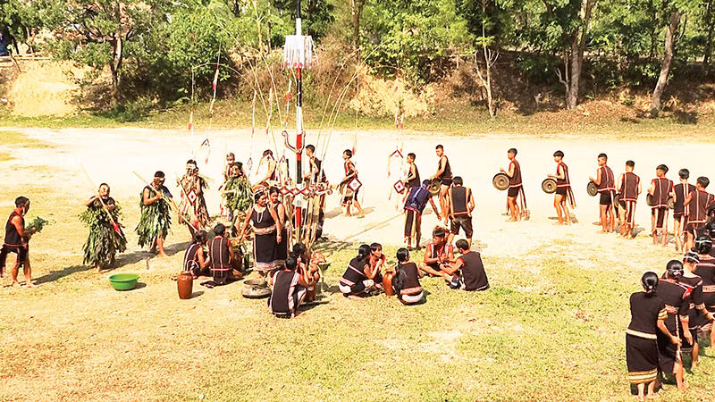 Người Ba Na đánh cồng chiêng, xoang tại Lễ cúng Nước Giọt. 