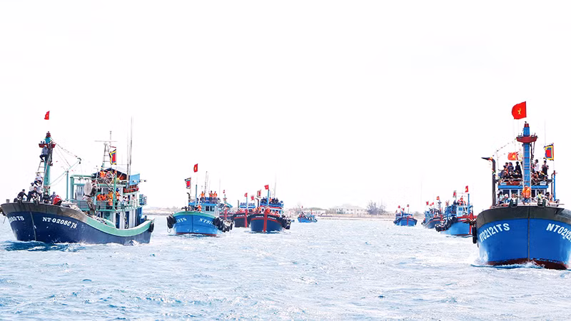 Đoàn tàu thực hiện nghi thức lễ rước linh hồn Ông Nam Hải vào bờ.