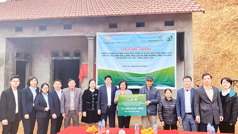 Bàn giao nhà cho hộ ông Lành Văn Chú (thôn Sài Hồ, xã Tân Thành, huyện Cao Lộc) xây từ nguồn quỹ "Vì Người nghèo" tỉnh Lạng Sơn hỗ trợ.