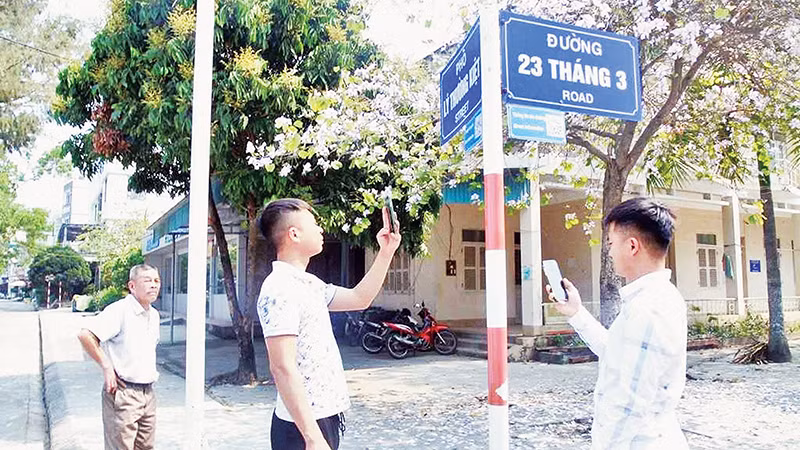 Du khách quét mã QR tiếp cận thông tin về du lịch trên đảo Cô Tô.