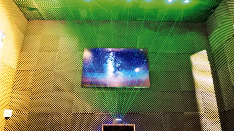 Âm thanh của ánh sáng - căn phòng ánh sáng duy nhất một tác phẩm nghệ thuật tương tác. Các tia sáng xanh tương ứng cho các nốt nhạc khi bàn tay con người chạm vào.