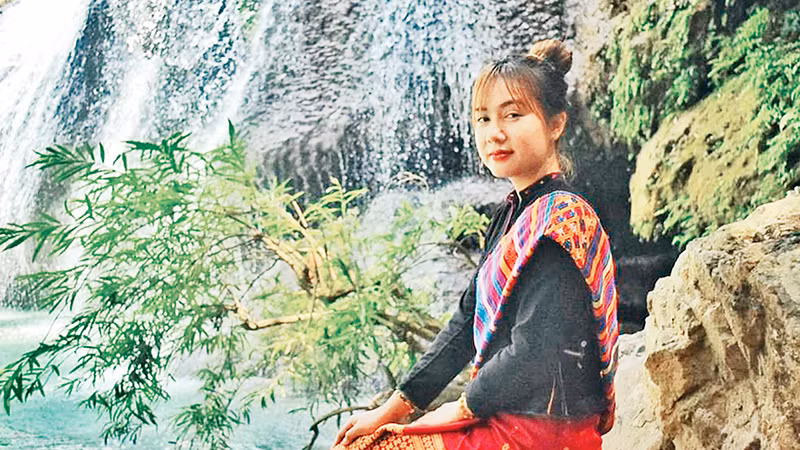 Thiếu nữ bên thác Tà Puồng.