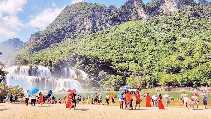 Thác Bản Giốc rực rỡ sắc màu trong ngày nắng đẹp.