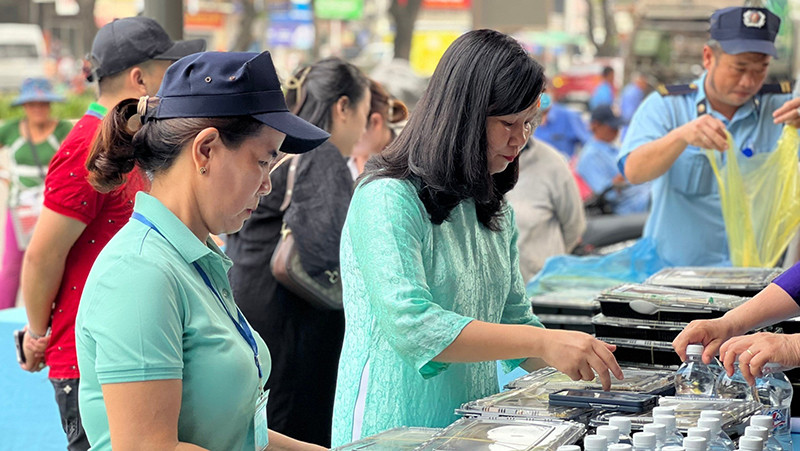 Chị Hoàng Thị Như Thanh (bên phải) tham gia hoạt động thiện nguyện “Ngày chủ nhật vì cộng đồng”.