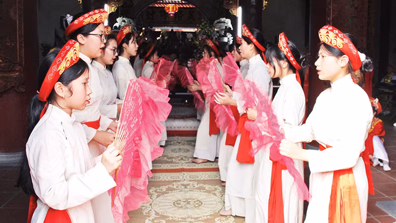 Tiết mục múa hát Dậm Quyển Sơn tại đền Trúc, xã Thi Sơn, huyện Kim Bảng.