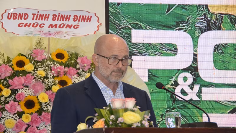 Ông Douglas Balko, Giám đốc Phòng Giáo dục, phát triển kinh tế và Quản trị Nhà nước, Cơ quan Phát triển quốc tế Hoa Kỳ tại Việt Nam chia sẻ tại hội nghị.